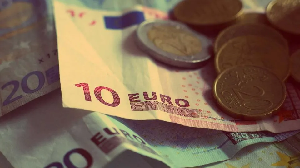 Eurové bankovky a mince, náklady na web bez mesačného predplatného