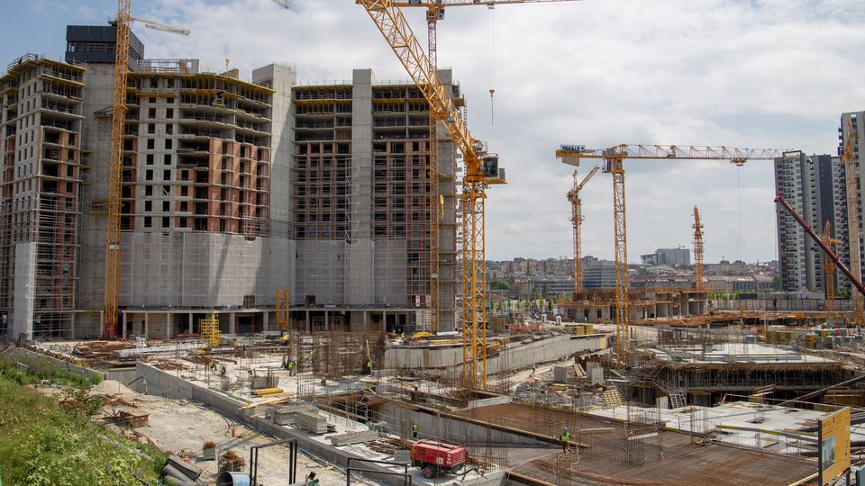 Staveniská s vežovými žeriavmi a rozostavanými budovami, web pre stavebnú firmu